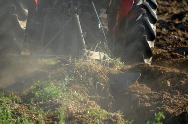 Tarım alanındaki traktör