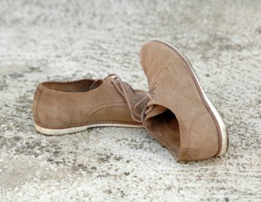 Çimento zemin üzerine erkek ayakkabı