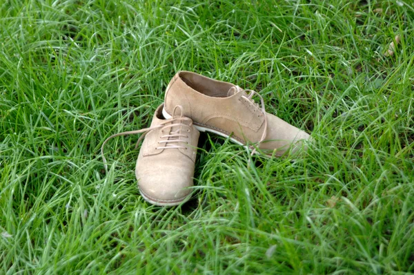 Scarpe maschili su uno sfondo di erba — Foto Stock