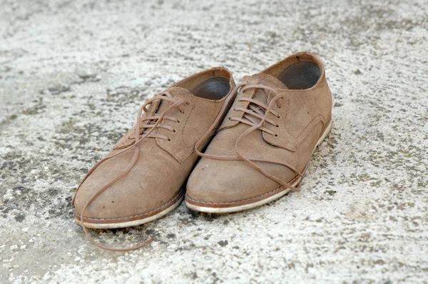 Αρσενικό παπούτσια σε φόντο τσιμέντου — Φωτογραφία Αρχείου