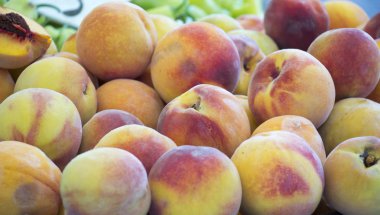 Bir markette taze olgun şeftali taze organik şeftali yığını.