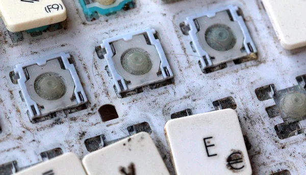 Zavřít pohled některých kláves na klávesnici špinavý, zažloutlé. — Stock fotografie