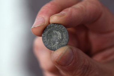 Osmanlı İmparatorluğu'eski madeni para parmak tutun