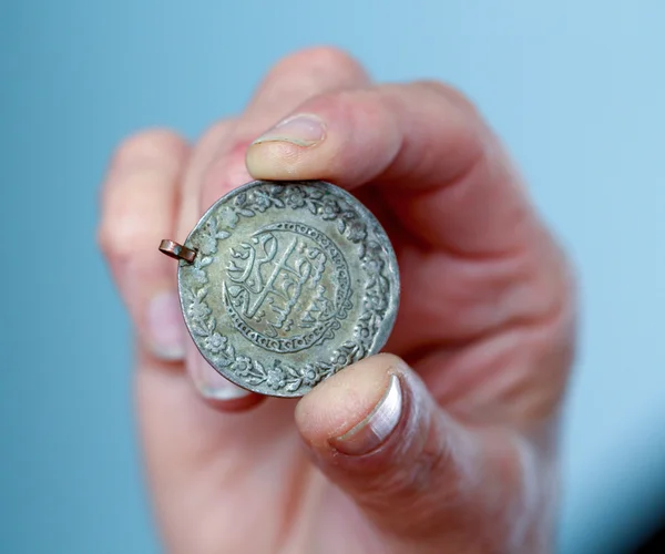 Пальці провести старі монети з Османської імперії — стокове фото