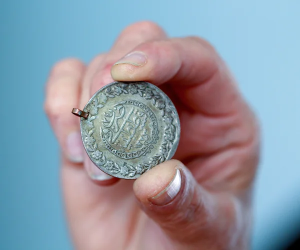 Fingers hold old coin from Ottoman empire — Stock Photo, Image