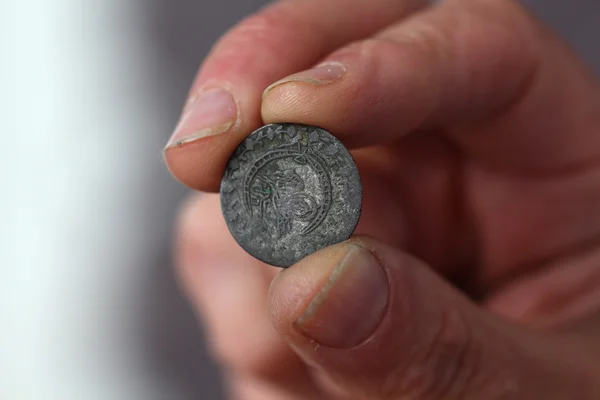 Fingers hold old coin from Ottoman empire — Stock Photo, Image