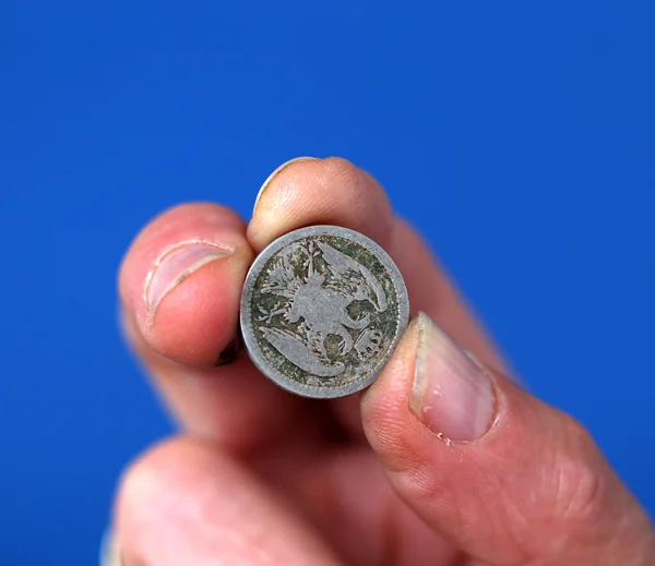 Fingers hold old coin from Serbia kingdom — Stock Photo, Image