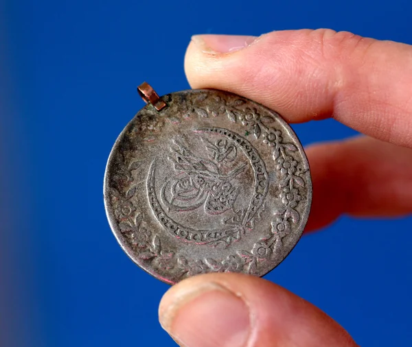 Fingers hold old coin from Ottoman empire — Stock Photo, Image