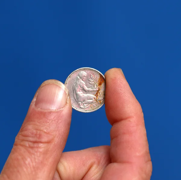 Los dedos sostienen moneda vieja de Austria — Foto de Stock