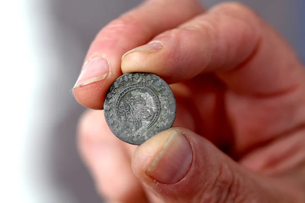 Пальці провести старі монети з Османської імперії — стокове фото