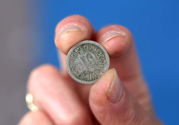 Fingers hold old coin from Serbia kingdom — Stock Photo, Image