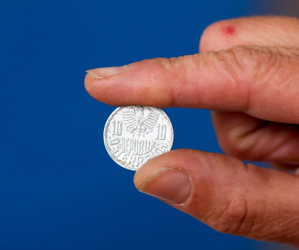 Пальці провести старі coin з Австрії — стокове фото