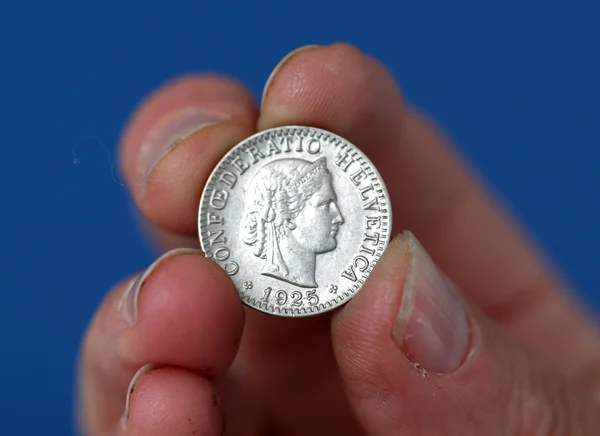 Ujjak birtokukban régi érme Svájcból — Stock Fotó