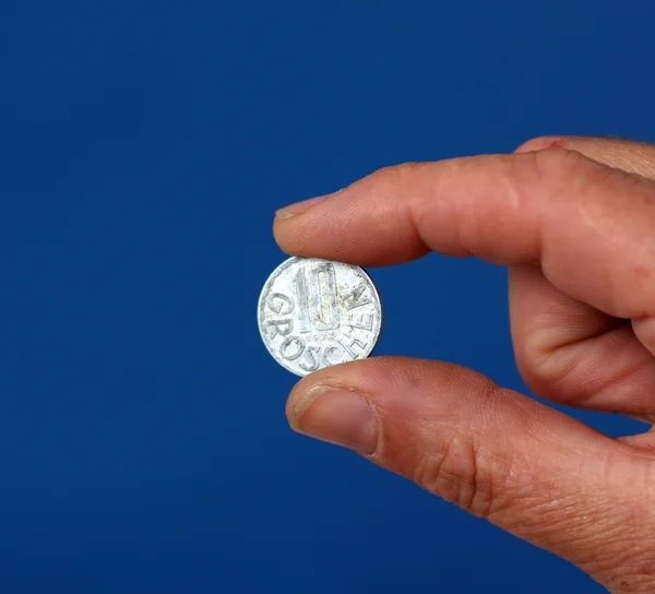 Los dedos sostienen moneda vieja de Austria — Foto de Stock