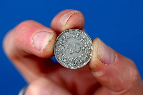 Palce trzymać Stare monety ze Szwajcarii — Zdjęcie stockowe