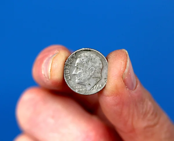 Palce trzymać Stare monety Dime Roosevelt — Zdjęcie stockowe