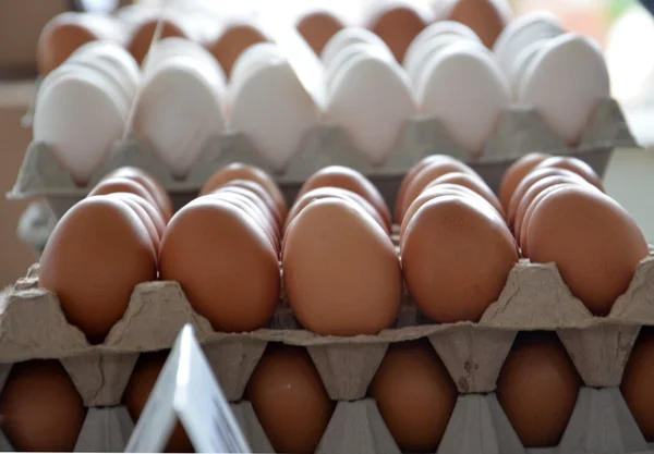 Ovos frescos no mercado . — Fotografia de Stock