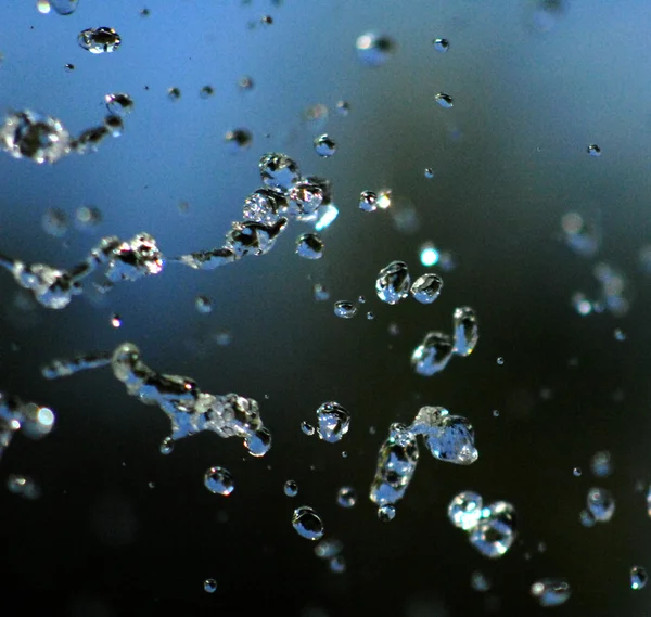飞行的喷泉气泡水 — 图库照片