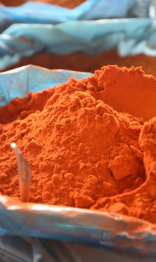 Bir çiftçi pazarda Satılık kırmızı biber baharat