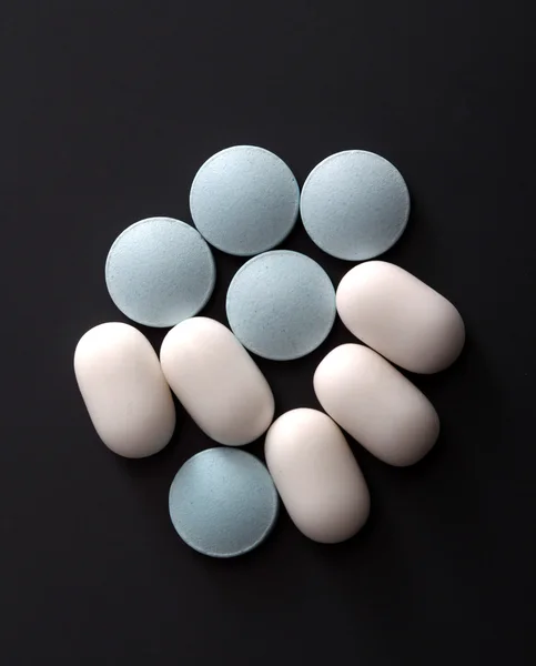 Bonbons blancs et pilules bleues, doux et amer — Photo