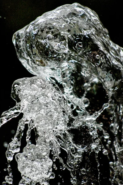 Water drops levitating in the air in dark. Splashing water fly in the air. Part of the drops is in focus, part - out of the focus. — Stock Photo, Image