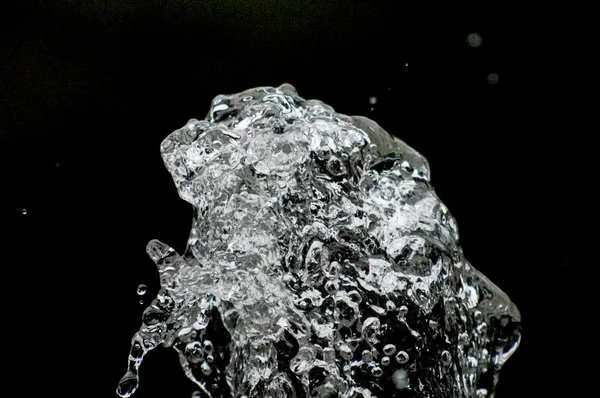 Water drops levitating in the air in dark. Splashing water fly in the air. Part of the drops is in focus, part - out of the focus. — Stock Photo, Image