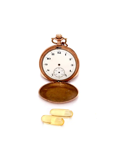 Omega 3 jel kapsül vintage cep saati önünde morina karaciğeri yağı — Stok fotoğraf