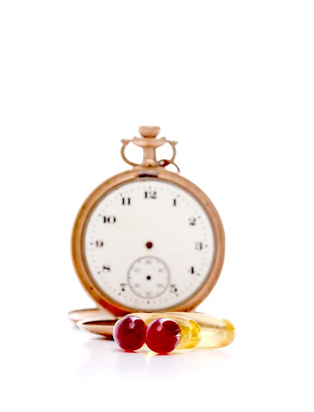 Omega 3 jel kapsül vintage cep saati önünde morina karaciğeri yağı — Stok fotoğraf