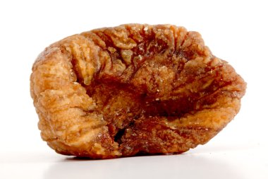 Kurutulmuş incirler beyazda izole edilmiş.