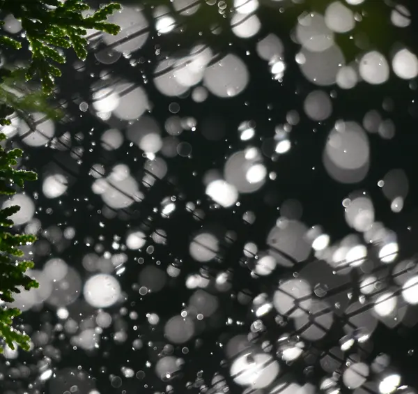 Gotas de lluvia de agua levitando en el aire — Foto de Stock