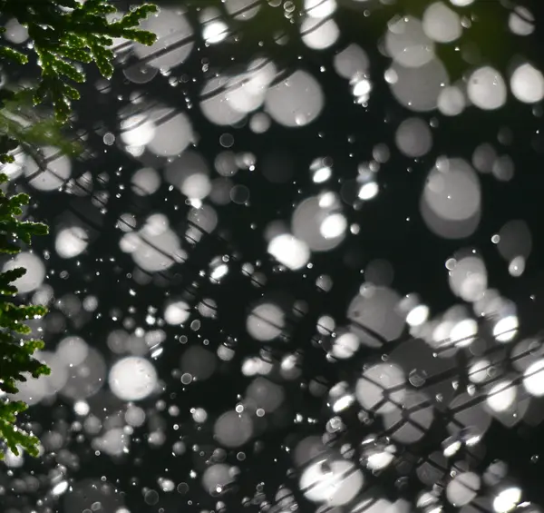 Chuva de água cai levitando no ar — Fotografia de Stock