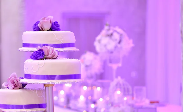Білий весільний торт з квітами — стокове фото