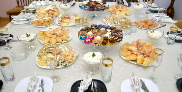 Comida mixta ona una mesa — Foto de Stock