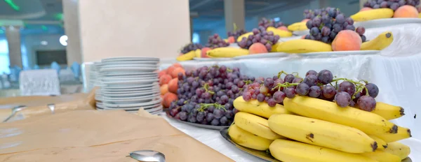 Uvas, plátanos, naranjas, sobre una mesa — Foto de Stock
