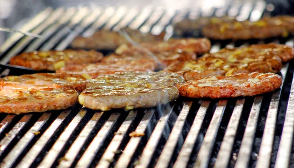 Mięsa wołowego lub wieprzowego mięsa z chehese Grill hamburgery dla hamburger przygotowane z grilla na grilla Ogień Płomień — Zdjęcie stockowe