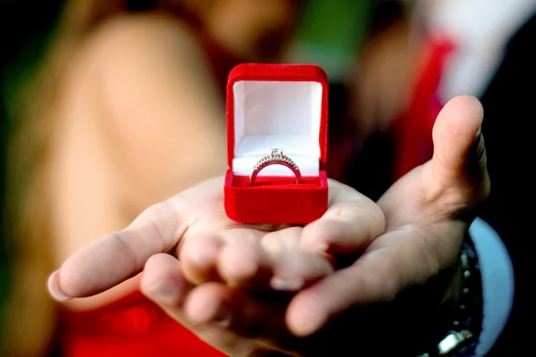 Förlovningsring på kvinnans hand innehas av hennes vän — Stockfoto