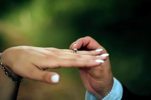 Anel de noivado na mão das mulheres realizada por sua amiga — Fotografia de Stock