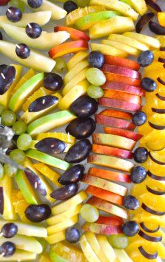 Düğün büfesinde farklı taze meyveler.