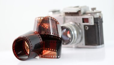 Vintage fotoğraf makinesi film rulo, beyaz arka plan üzerinde