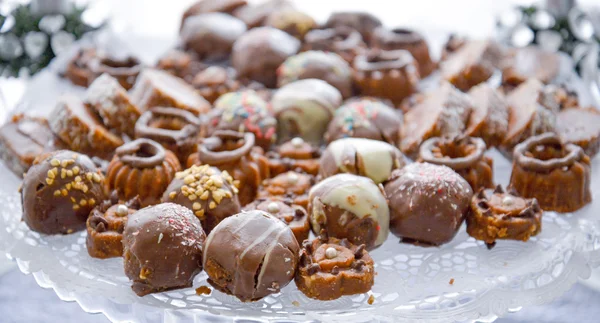Auswahl an leckeren Schokoladenbonbons auf einem Teller — Stockfoto