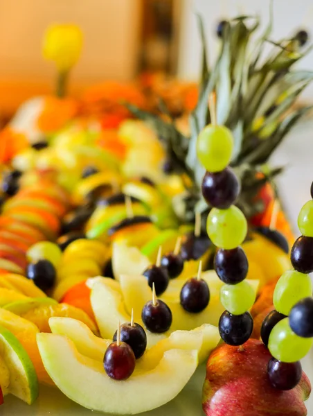 Diferentes frutas frescas en mesa buffet de boda — Foto de Stock