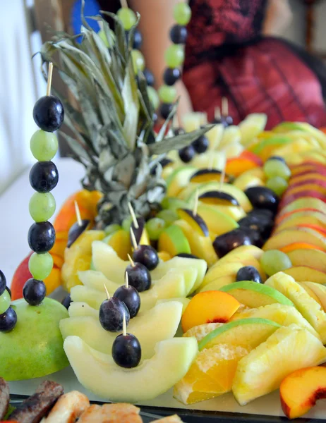 Различные свежие фрукты на свадебный стол — стоковое фото