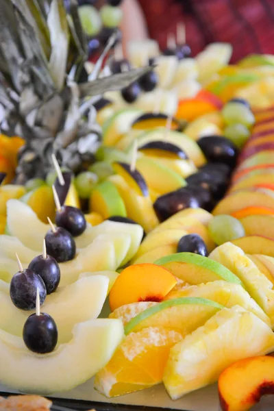 Diferentes frutas frescas en mesa buffet de boda — Foto de Stock