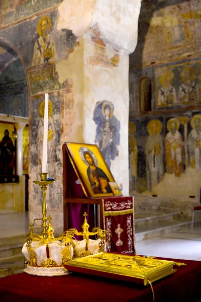 Dwie ceremonialne korony. ortodoksyjnych akcesoriów ślubnych — Zdjęcie stockowe