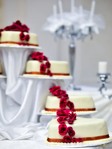 Bílý svatební dort s červeným rosese — Stock fotografie