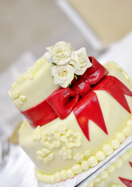 Bolo de casamento branco com fitas vermelhas — Fotografia de Stock