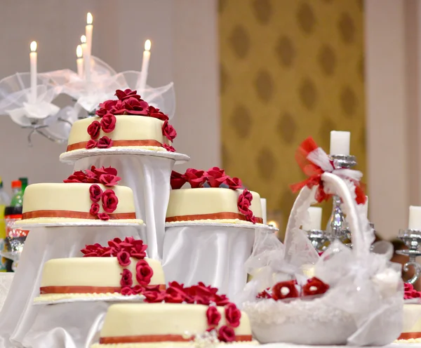 Bolo de casamento branco com rosese vermelho — Fotografia de Stock
