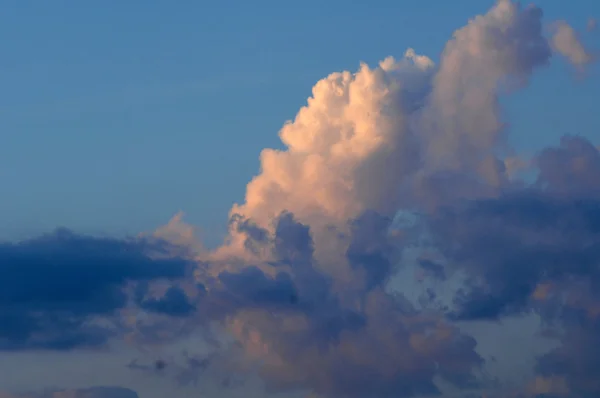 Zonsondergang boven de wolken — Stockfoto