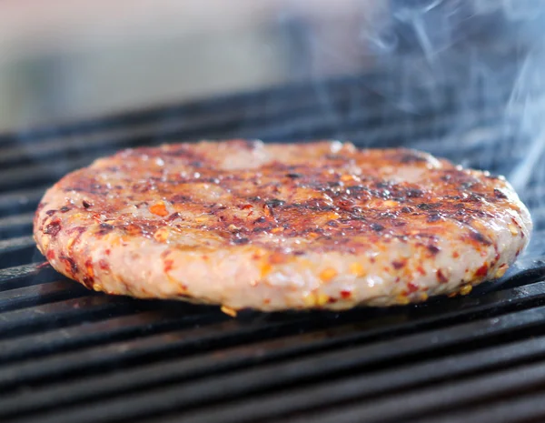 BBQ gegrilde hamburgers — Stockfoto