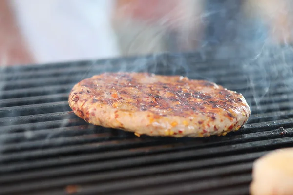 BBQ gegrilde hamburgers pasteitjes op de hete houtskool Grill, — Stockfoto